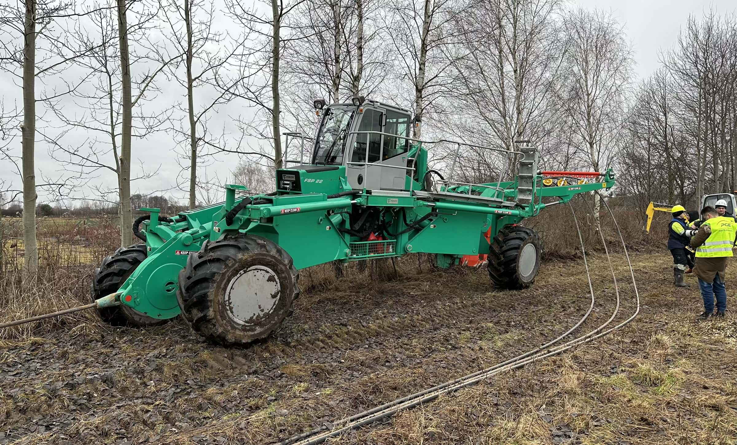 Jak się kładzie kable pod ziemią bez koparek? Potrzebny jest Batmobil