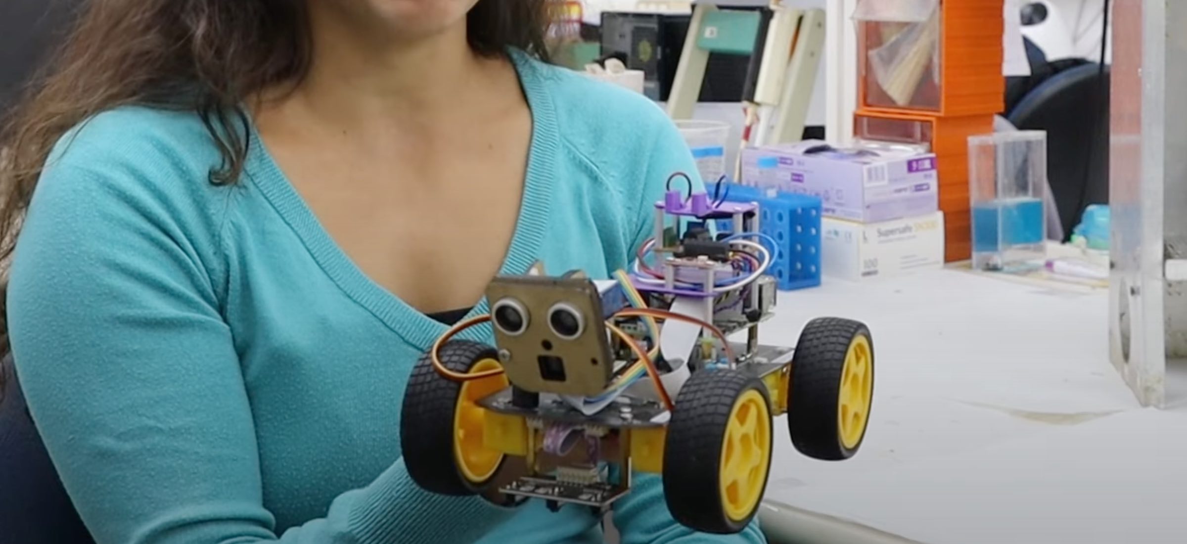 Ten robot ma nos, który działa. Gdyby mówił, zapytałby: co tu tak śmierdzi?