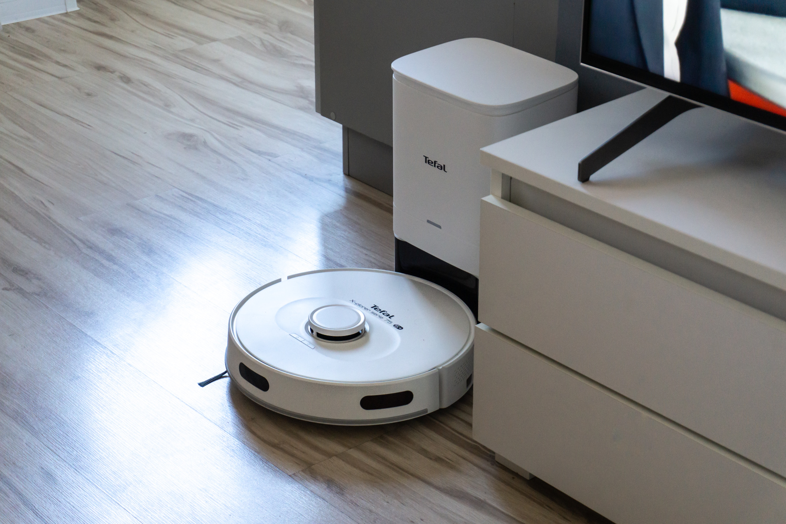 Tefal Xplorer S75+ wyrzuca śmieci i tworzy mapy domu. Test autonomicznego odkurzacza