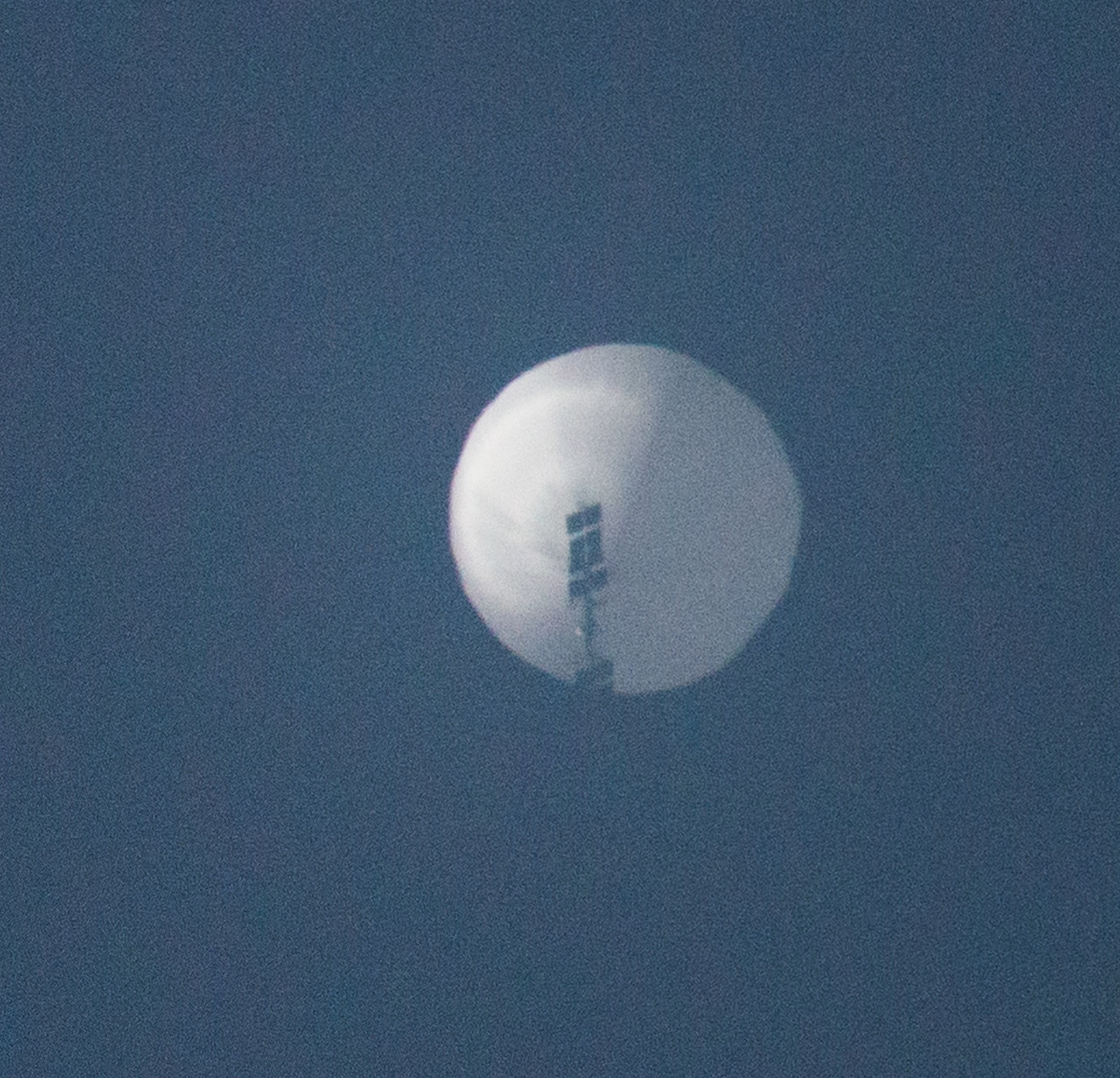 Balon kontra satelita. Czym lepiej się szpieguje?