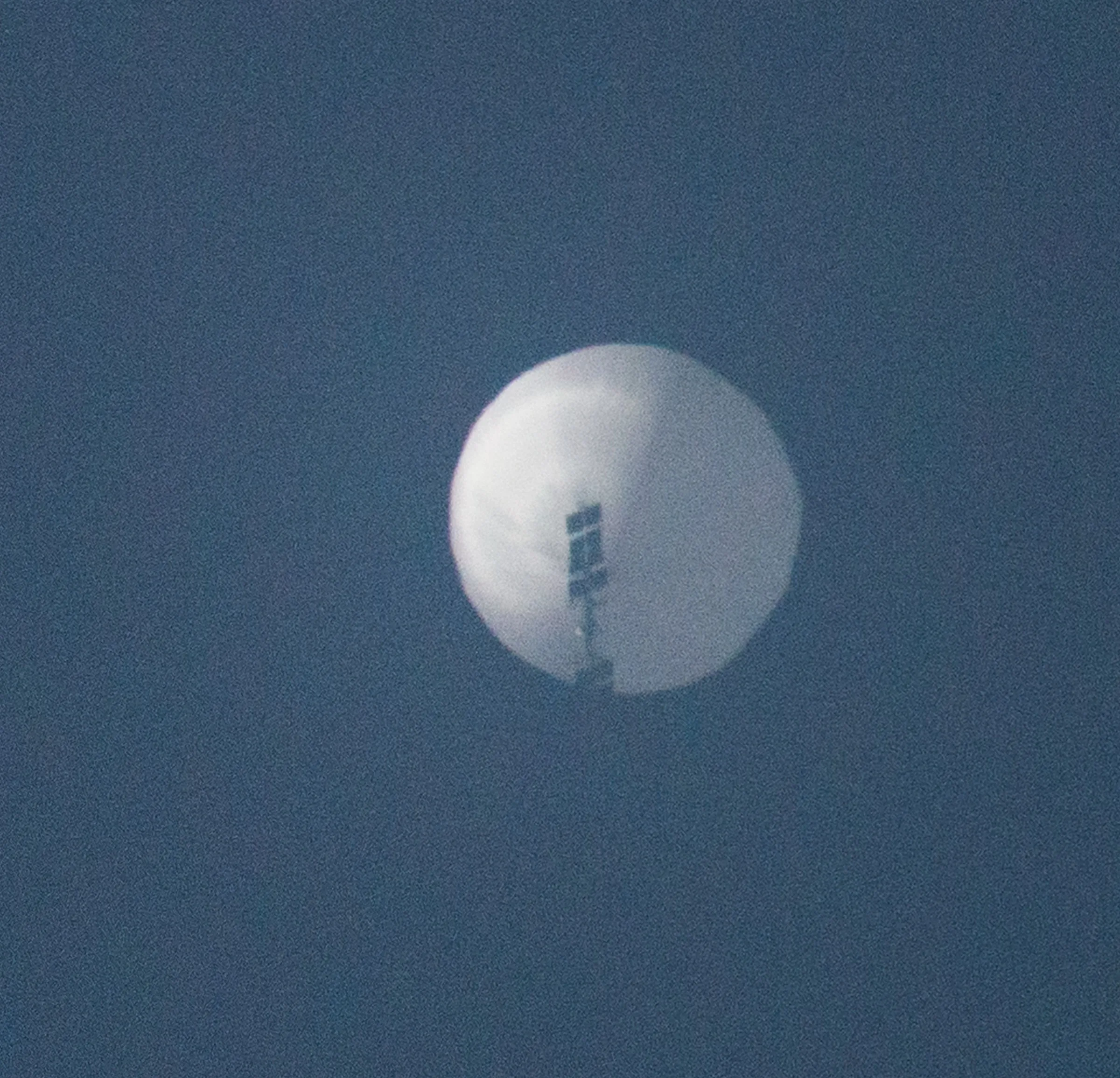 Balon kontra satelita. Czym lepiej się szpieguje?