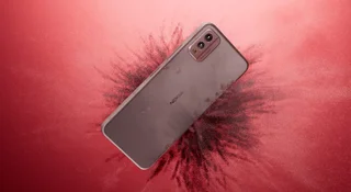 nokia c32 na czerwonym tle