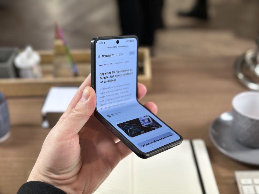 Oppo Find N2 Flip - składanie
