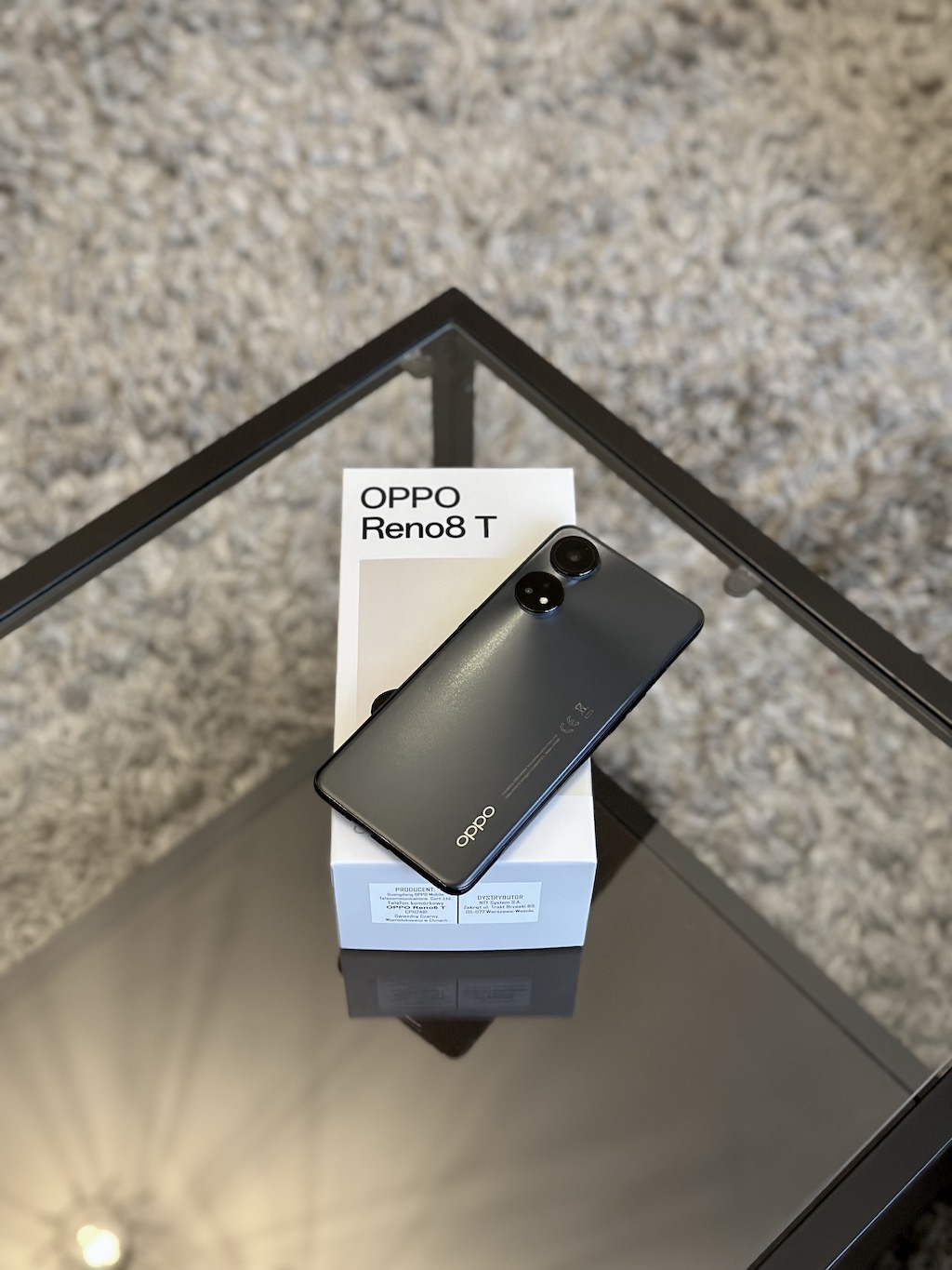 Oppo Reno8 T w ciemnej wersji kolorystycznej