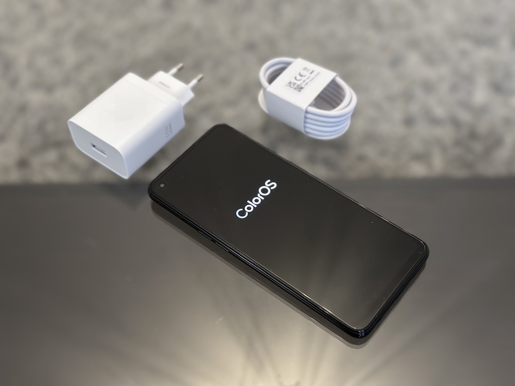 W zestawie z Oppo Reno8 T znajdują się ładowarka USB-A oraz kabel z końcówką USB-C