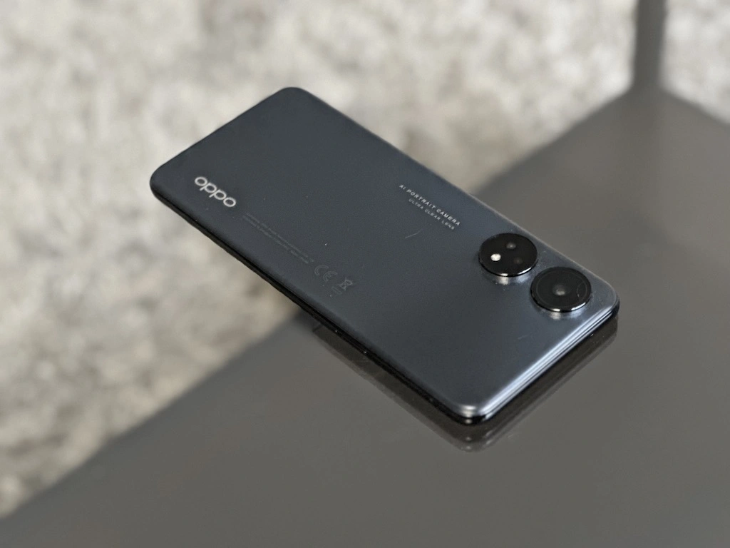 Oppo Reno8 T ma dwa obiektywy aparatu bez typowej wyspy 