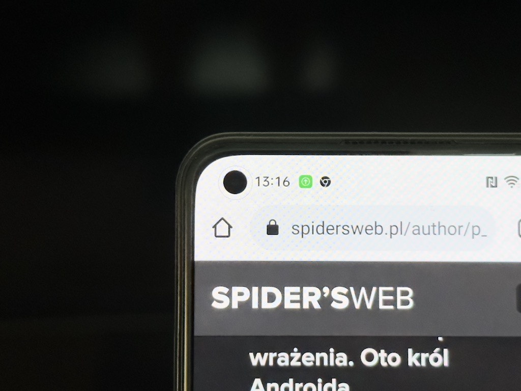 Oppo Reno8 T i wycięcie na aparat z przodu
