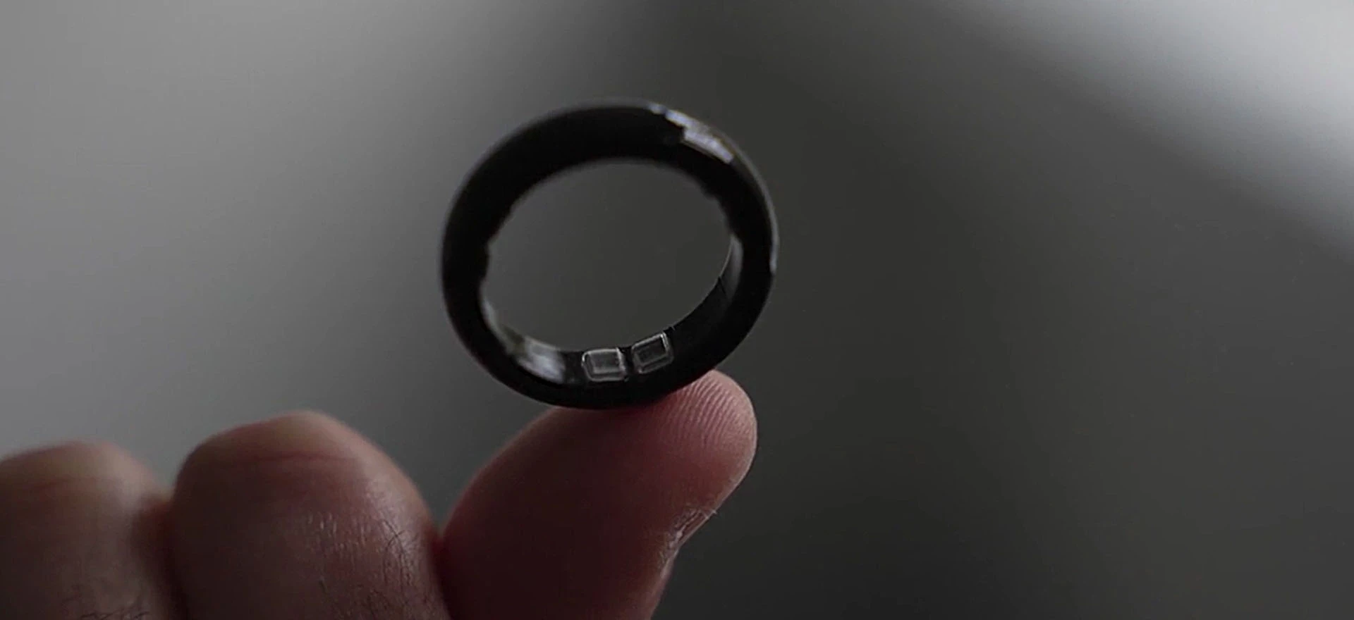 Ten pierścionek jest jak smartfon. Poszedł milion złotych na biżuterię bez diamentu