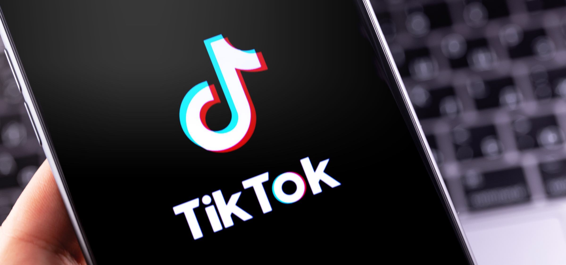TikTok ma pętlę na szyi. Ma ona niebieski kolor i 12 gwiazdek