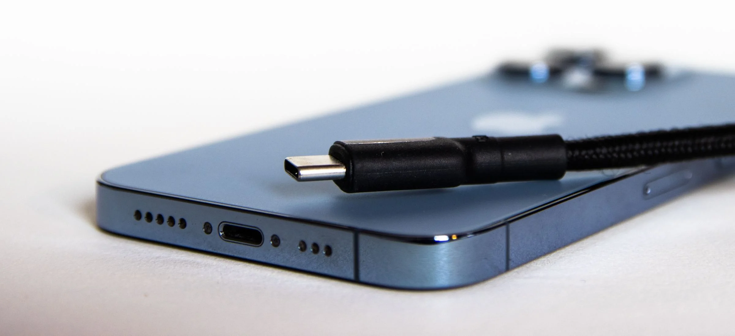 złącze USB-C w iPhonie 15