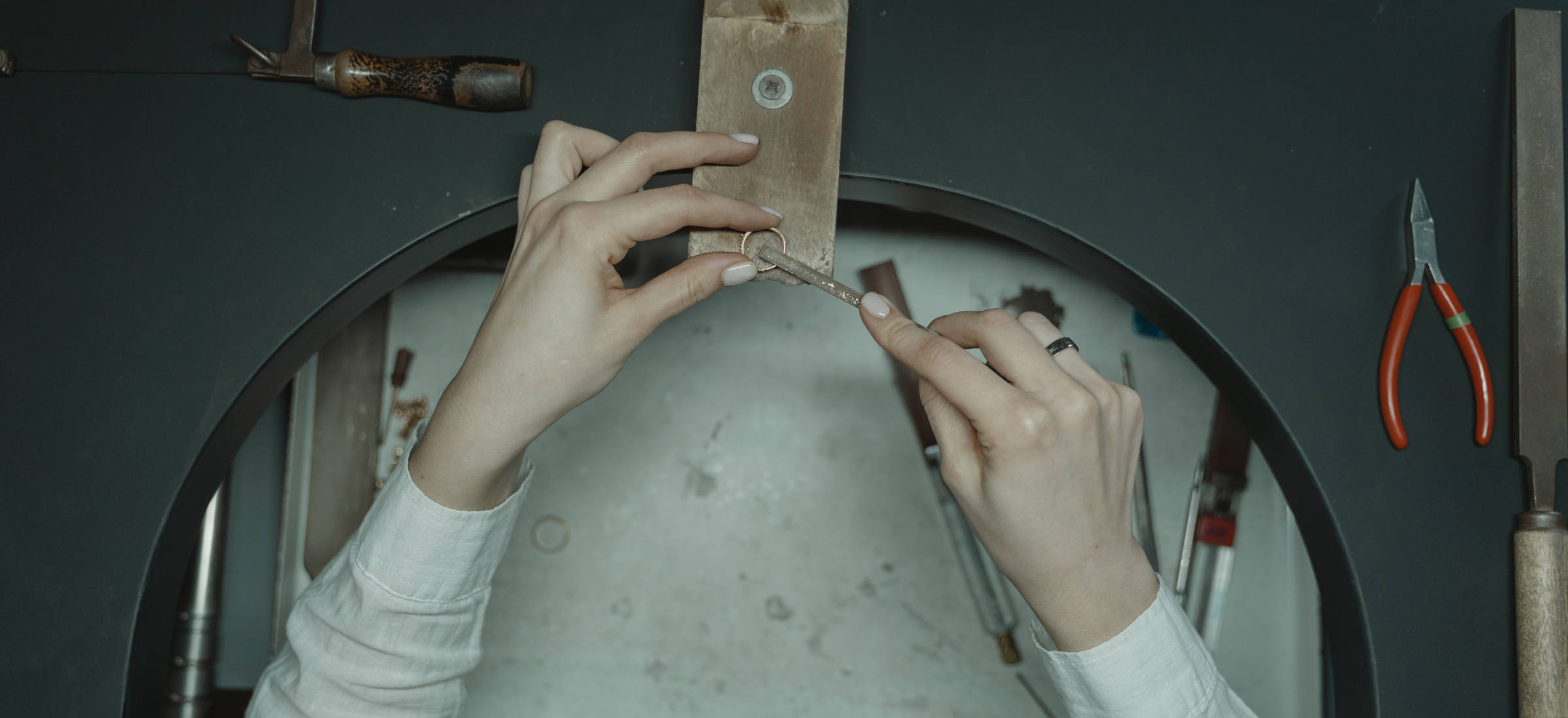 Nowe sprzęty Huaweia wyglądają jak biżuteria. Te słuchawki i smartfon robią wrażenie