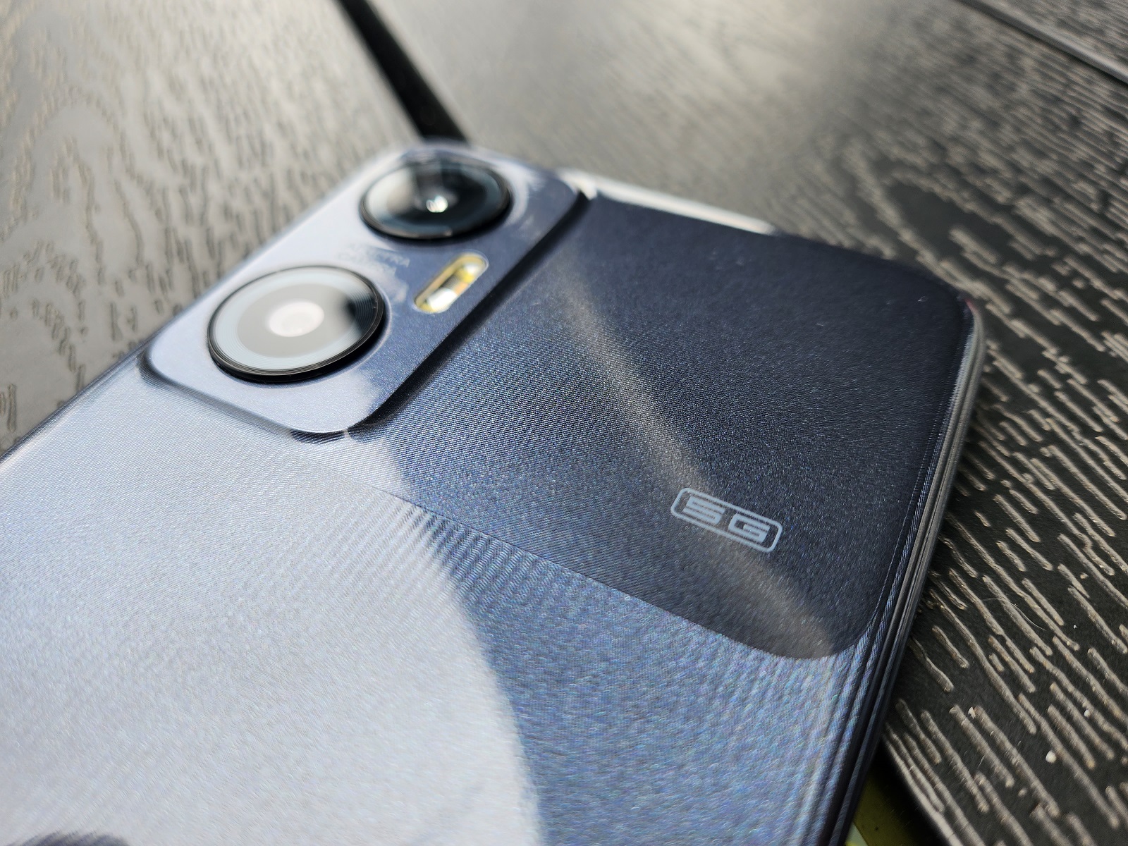 Smartfon za 800 zł z 2023 kontra model w tej samej cenie z 2021. Porównuję Infinix Hot 20 5G z Realme 8 i jestem w niemałym szoku