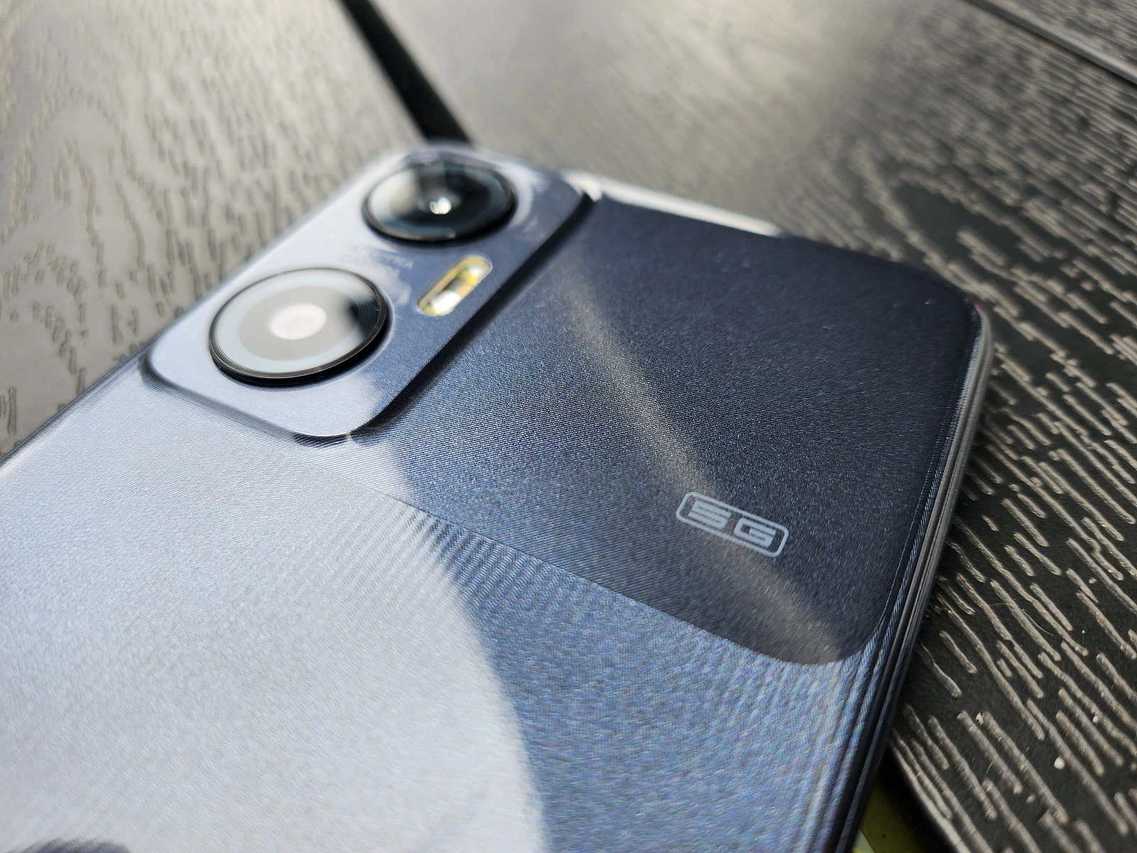 Smartfon za 800 zł z 2023 kontra model w tej samej cenie z 2021. Porównuję Infinix Hot 20 5G z Realme 8 i jestem w niemałym szoku