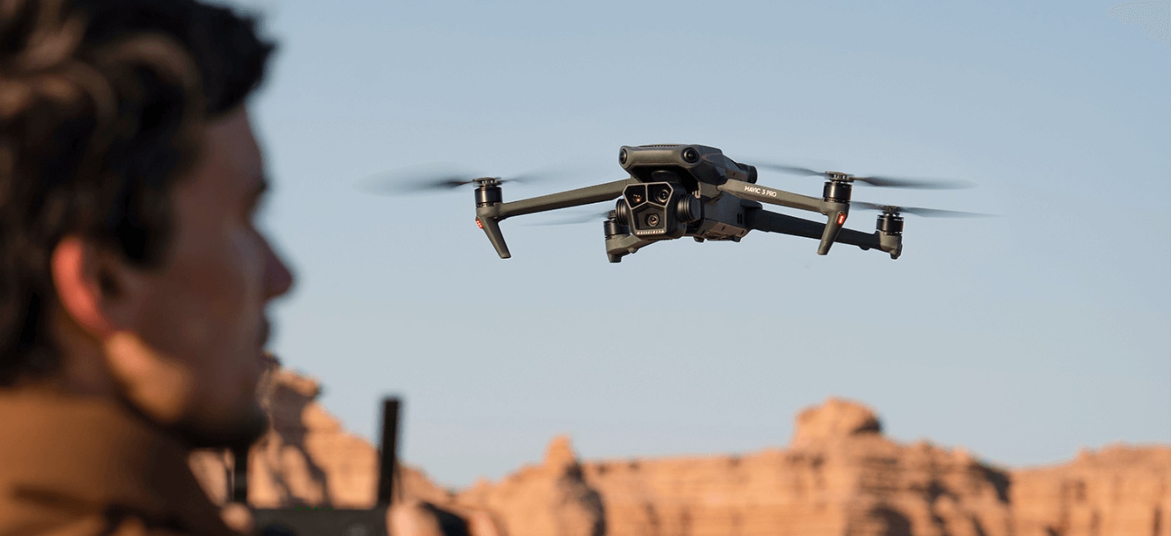 Oto DJI Mavic 3 Pro. Topowy dron ma teraz nie dwie, a trzy kamery