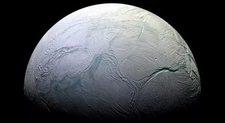 Jakie zagadki kryje Enceladus? Na tym księżycu Saturna będziemy szukać życia