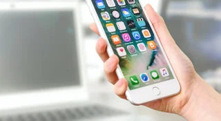 Na posiadaczy iPhone'ów padł strach. Smartfony ze starym iOS-em mogą stracić dostęp do usług