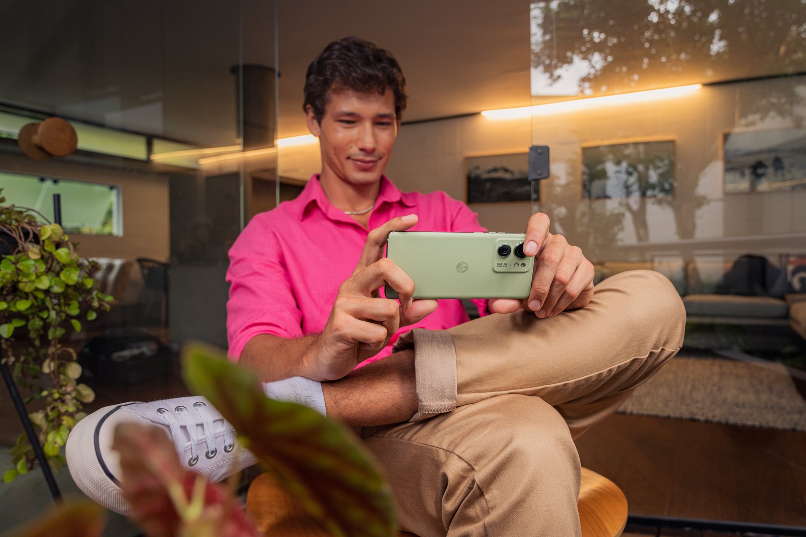 Motorola edge 40 oficjalnie. Zakrzywiony ekran, dobre podzespoły i dobra promocja na start