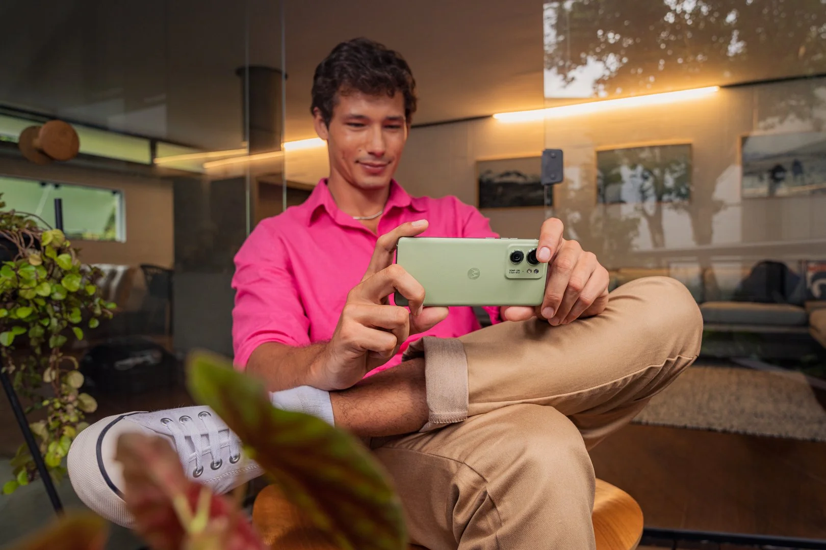 Motorola edge 40 oficjalnie. Zakrzywiony ekran, dobre podzespoły i dobra promocja na start
