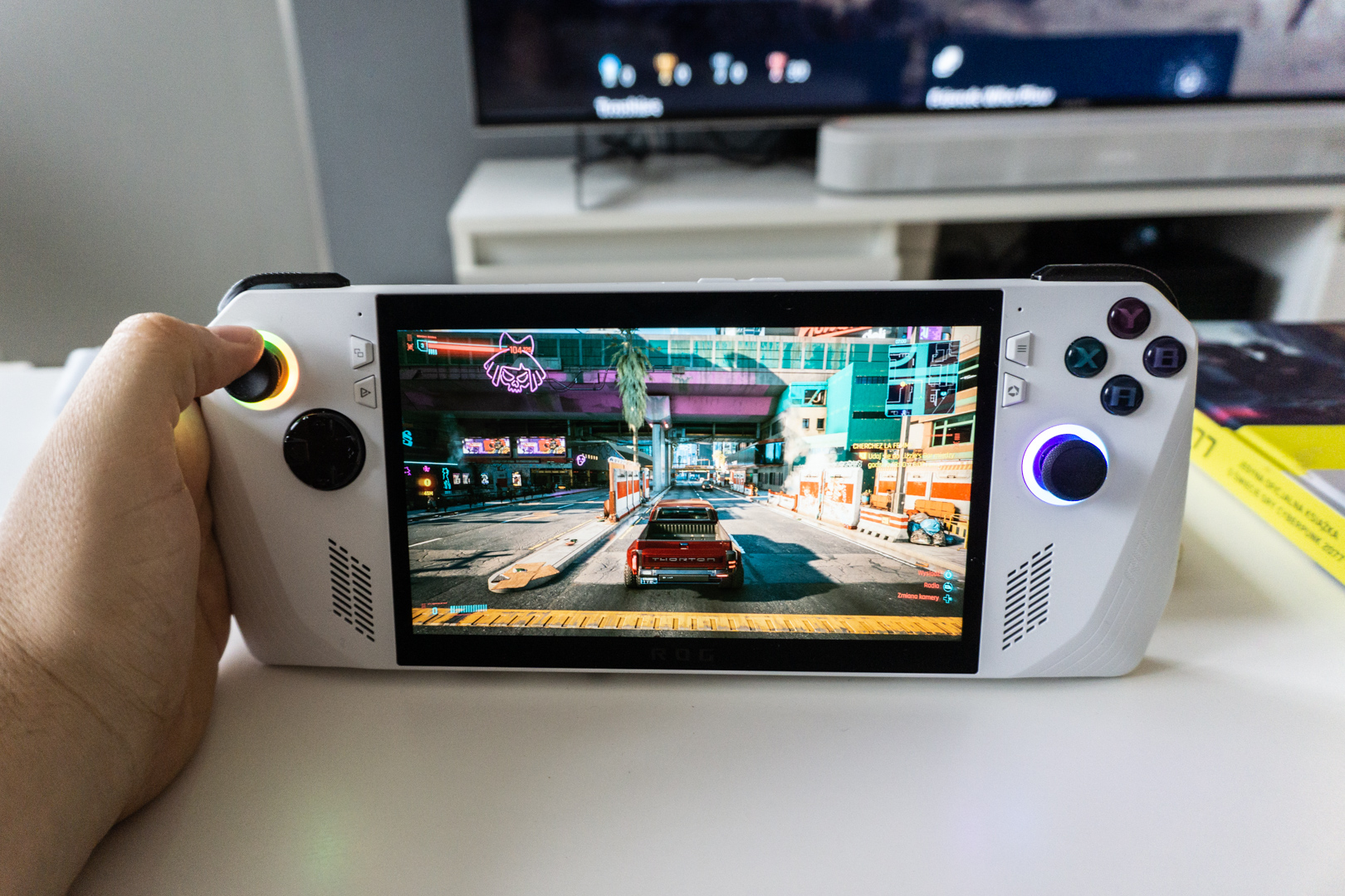 Gram w Cyberpunk 2077 na ASUS ROG Ally i chętnie o tym opowiem