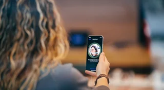 Czy iPhone nas śledzi, robiąc zdjęcia po kryjomu?