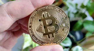Jak wypłacić Bitcoina z bitomatu?