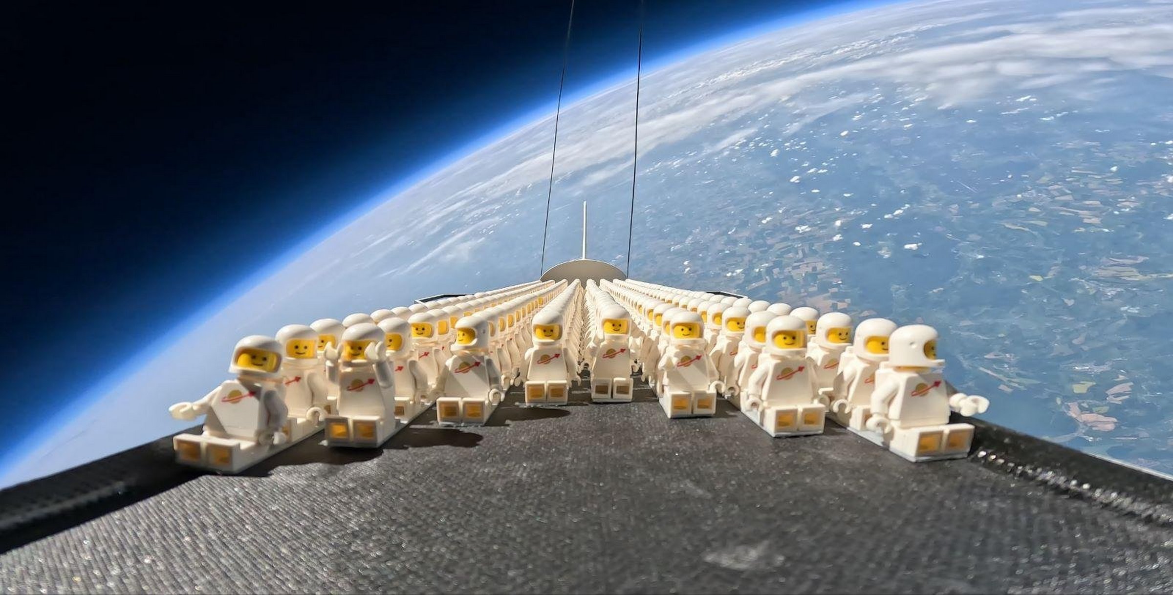 1000 ludzików poleciało do krawędzi kosmosu. Niesamowita misja astronautów z LEGO