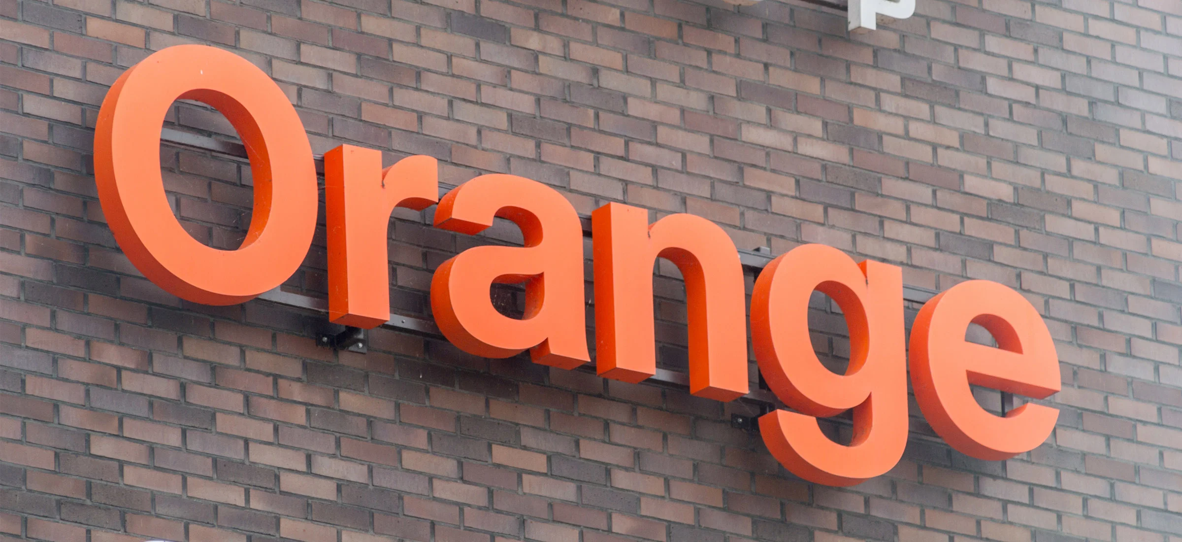 Orange ma bonus dla klientów na kartę. Co można zgarnąć?