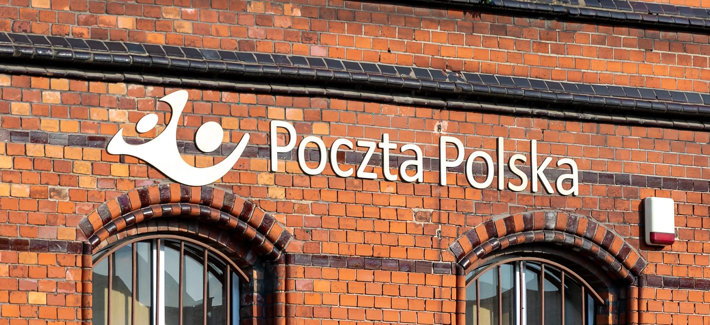 Podszywają się pod Pocztę Polską i każą coś kliknąć. Pod żadnym pozorem tego nie rób