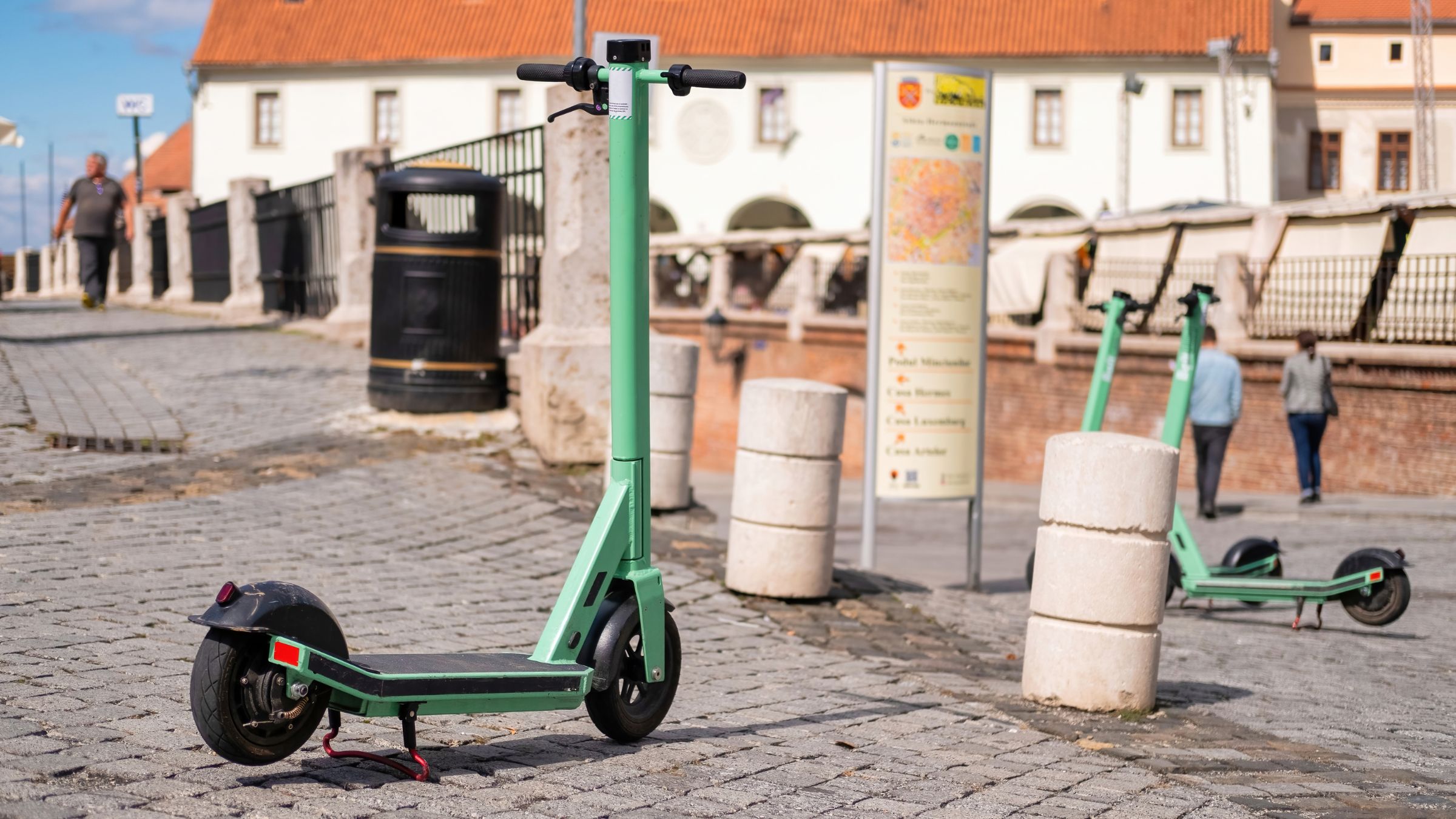 Biorą się za Polaków jeżdżących grupowo na jednej hulajnodze. Nowe zasady