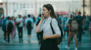 Czas zakleić aparaty w smartfonie. Policja może je zdalnie włączyć