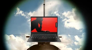Laptop z kamerą na patyku. Wygląda komicznie, ale w sumie ma sens