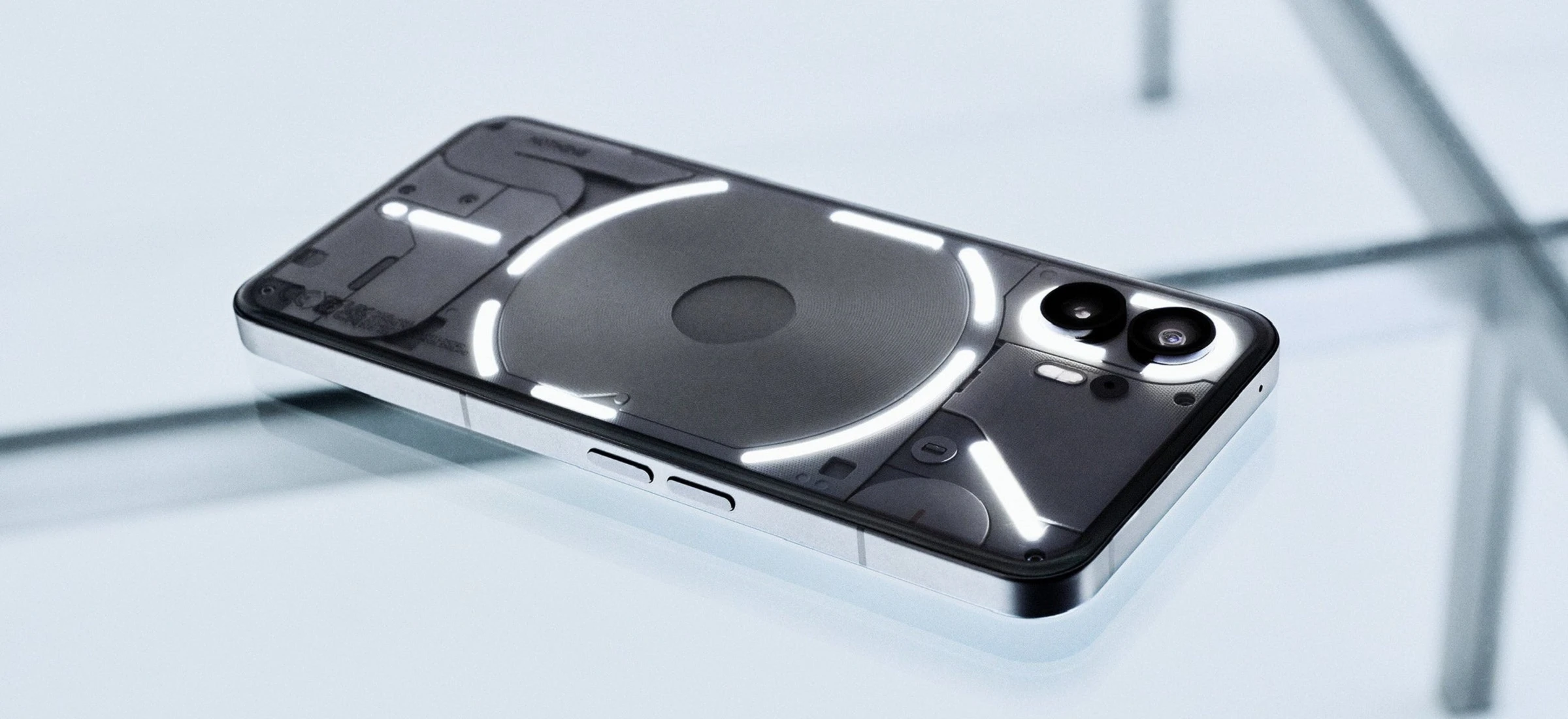 Nadchodzi Nothing Phone (2a). Popularny święcący smartfon będzie miał tanią wersję
