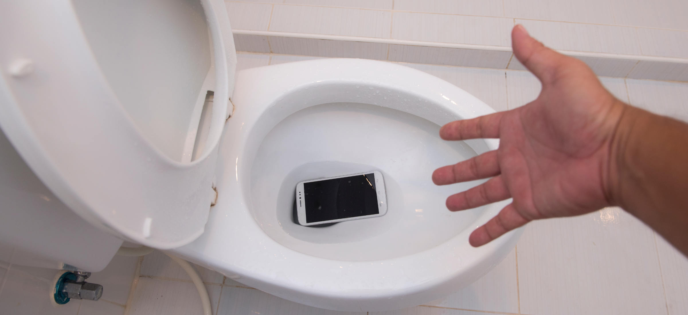 „Hej mamo, telefon wpadł mi do ubikacji”. Tak oszuści wkręcają Polaków podczas wakacji