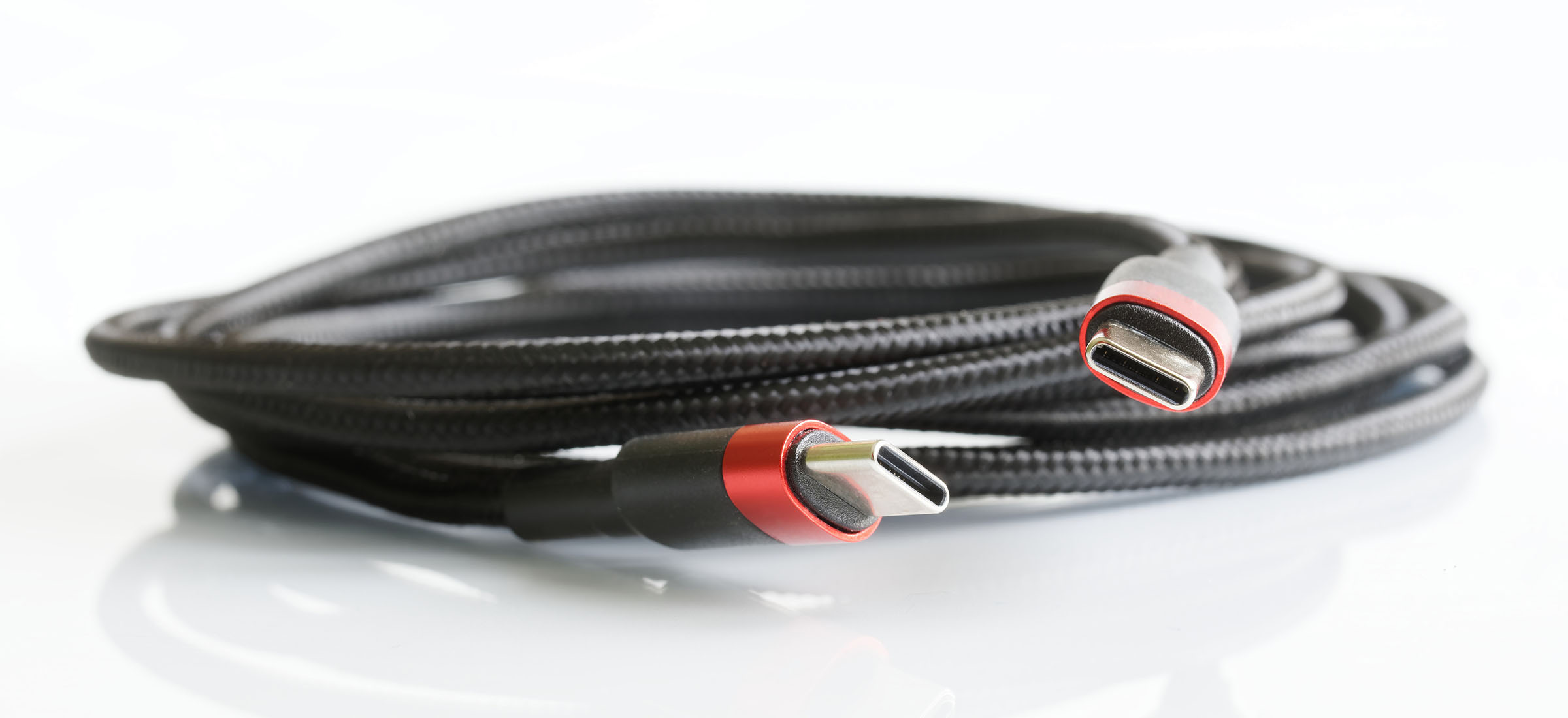 Apple dorzuci do iPhone'a 15 nowy kabel - kolorowy i pleciony
