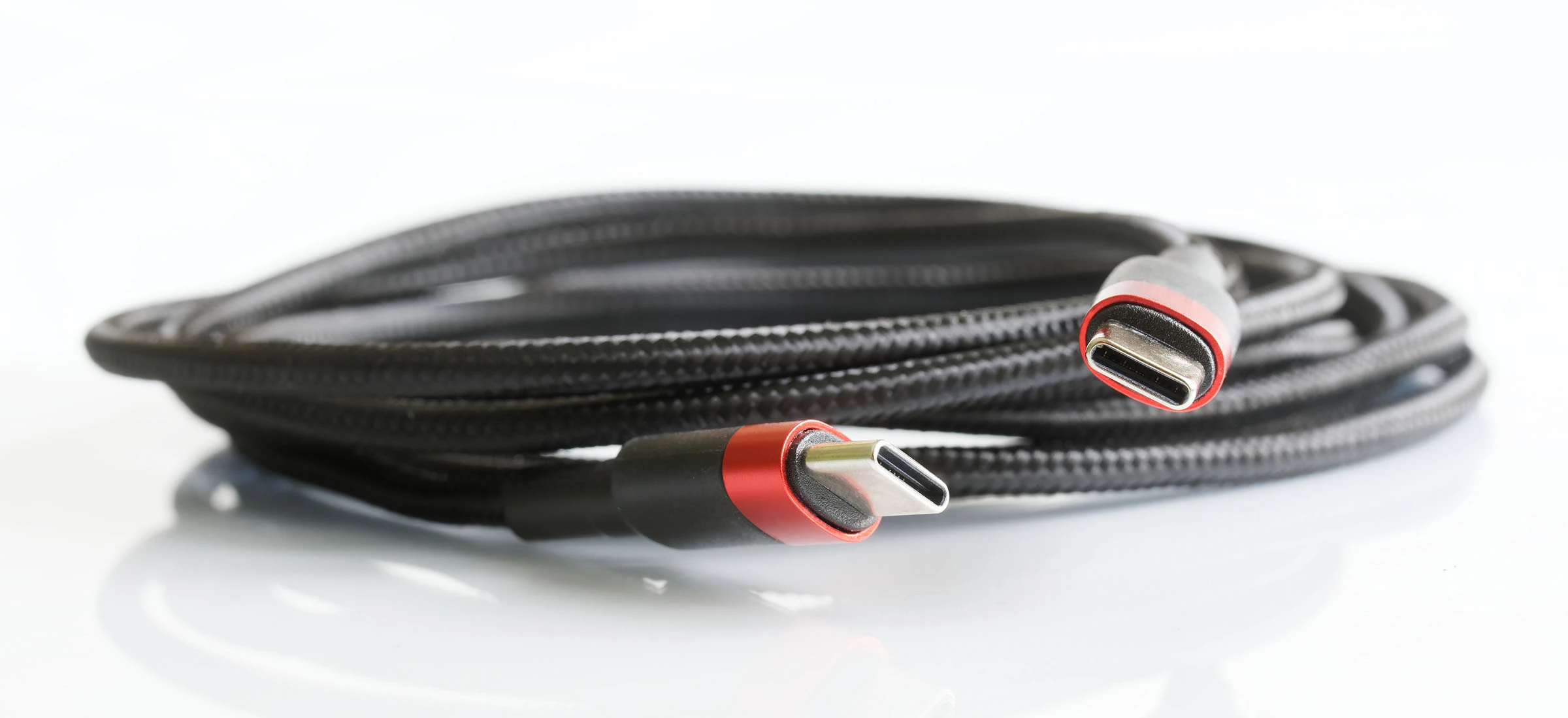 Apple dorzuci do iPhone'a 15 nowy kabel - kolorowy i pleciony
