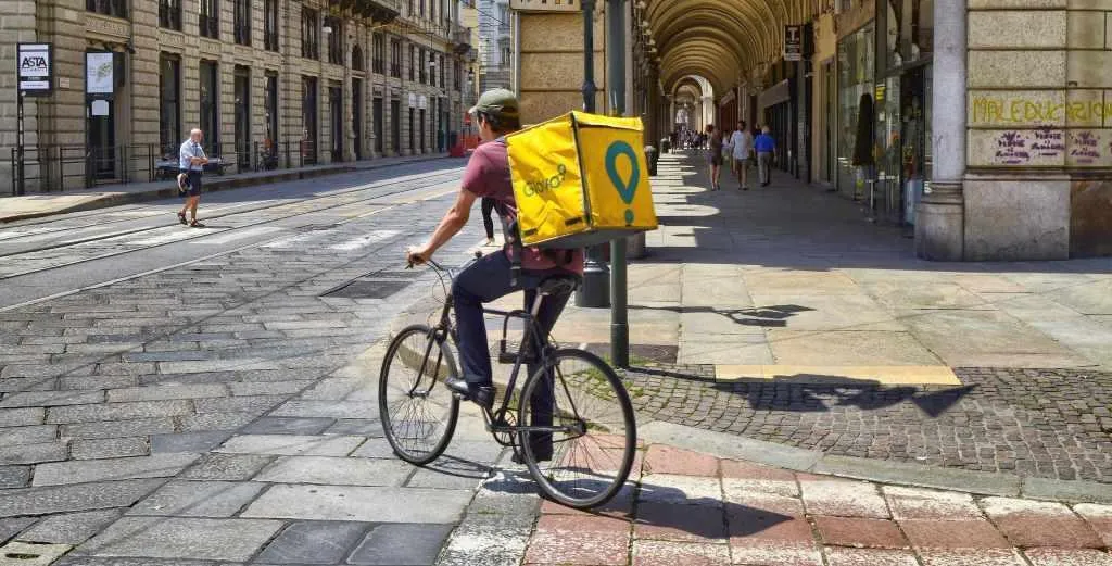 Glovo, Uber, Bolt, Pyszne - praca latem