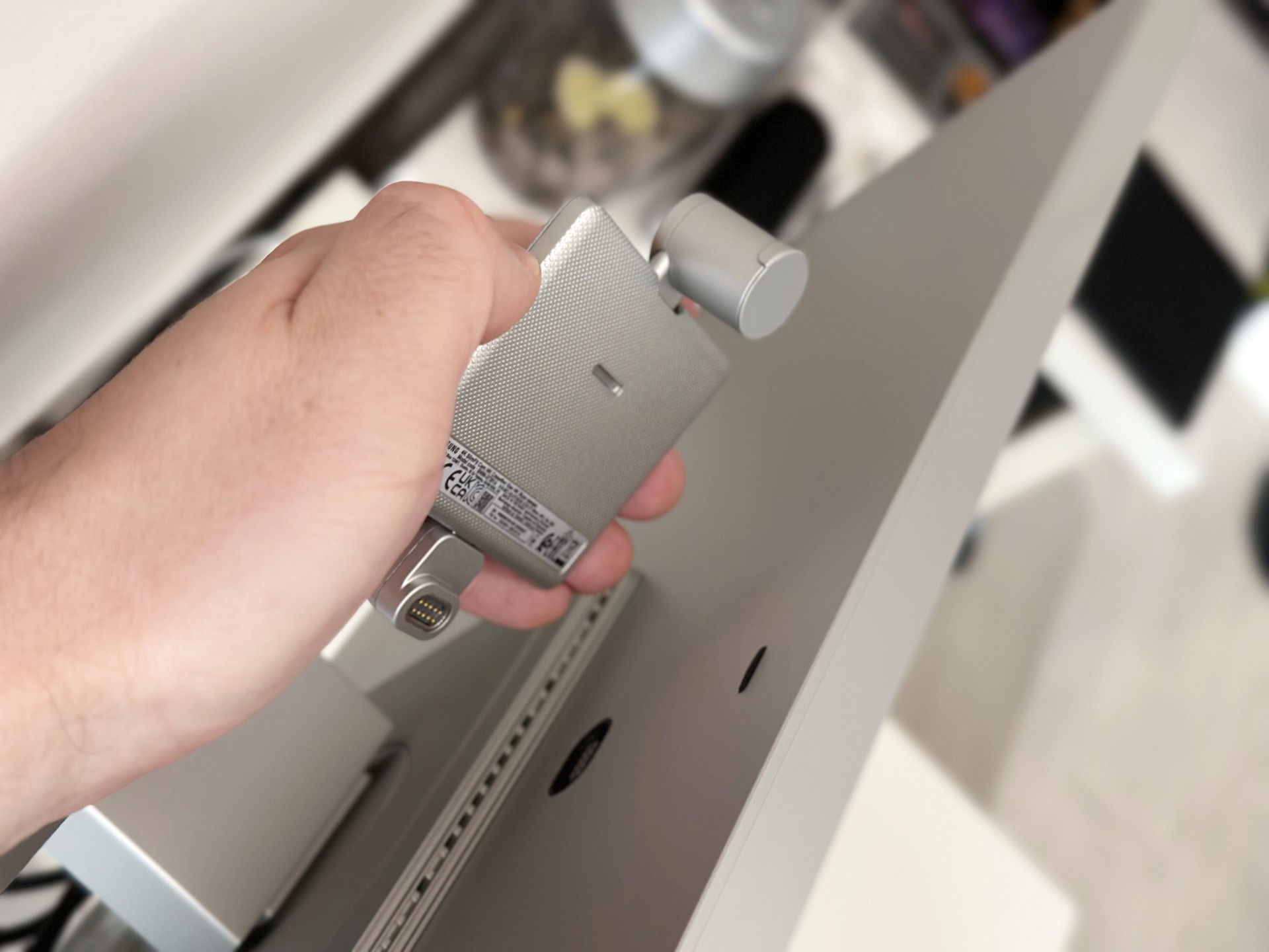 samsung viewfinity s9 monitor 5k kontra apple studio display kamerka