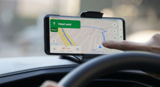 Zginął, bo patrzył w nawigację i wjechał na zawalony most. Google pozwany