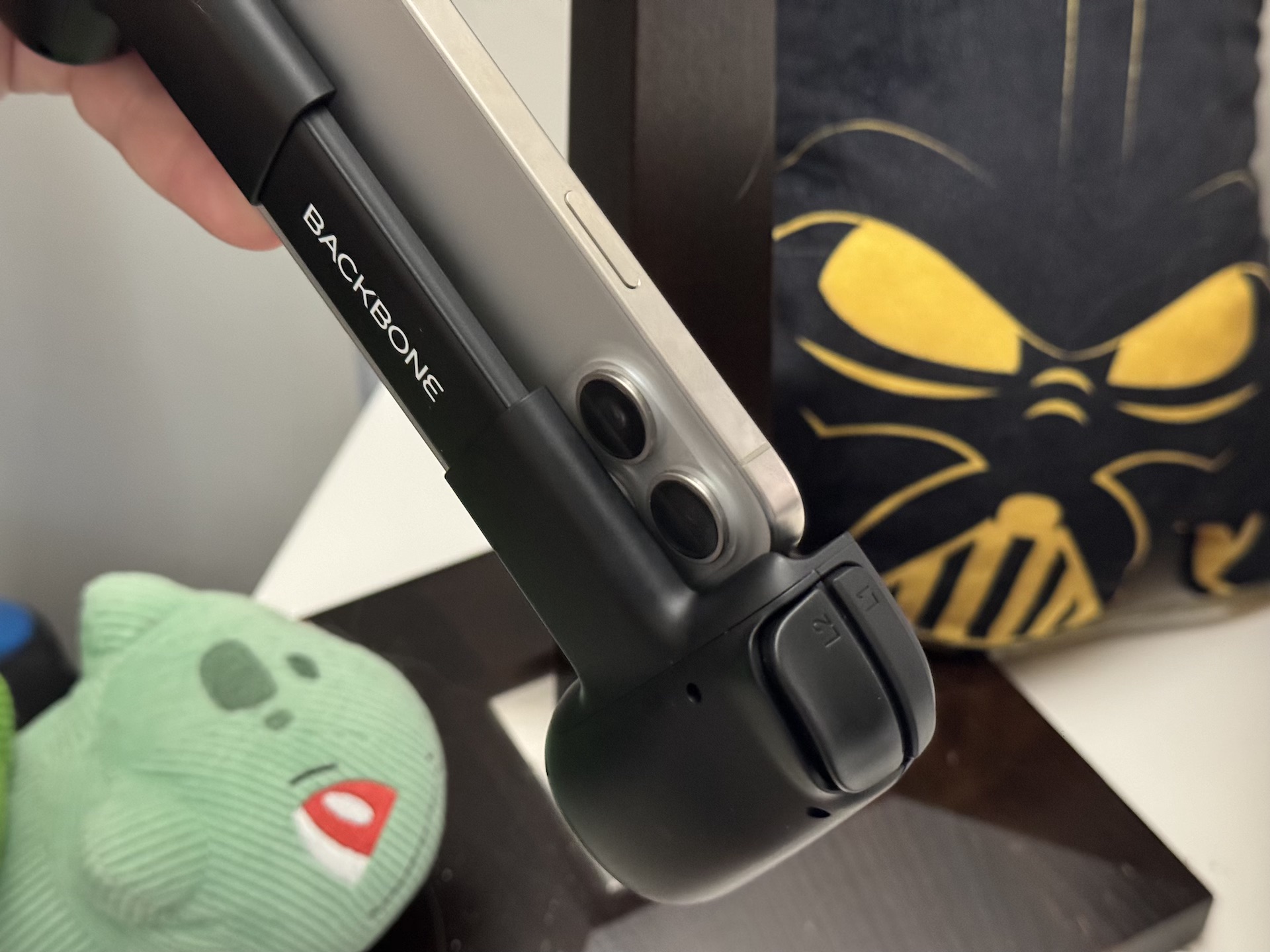 iPhone 15 Pro i kontroler BackBone z USB-C class="wp-image-4068365"