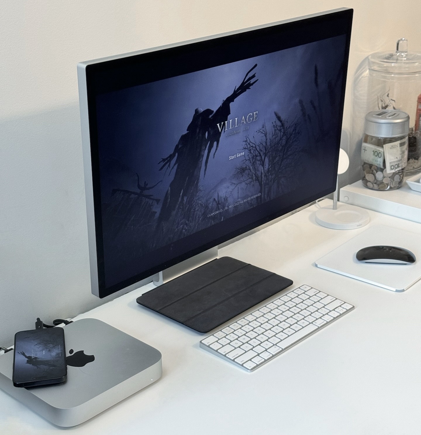 iPhone 15 Pro Max i gra Resident Evil Village uruchomiona na Apple Studio Display class="wp-image-4068290"