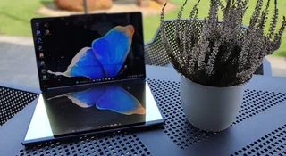 Lenovo Yoga Book 9i Gen 8. Ten laptop wygląda jak dwa sklejone tablety