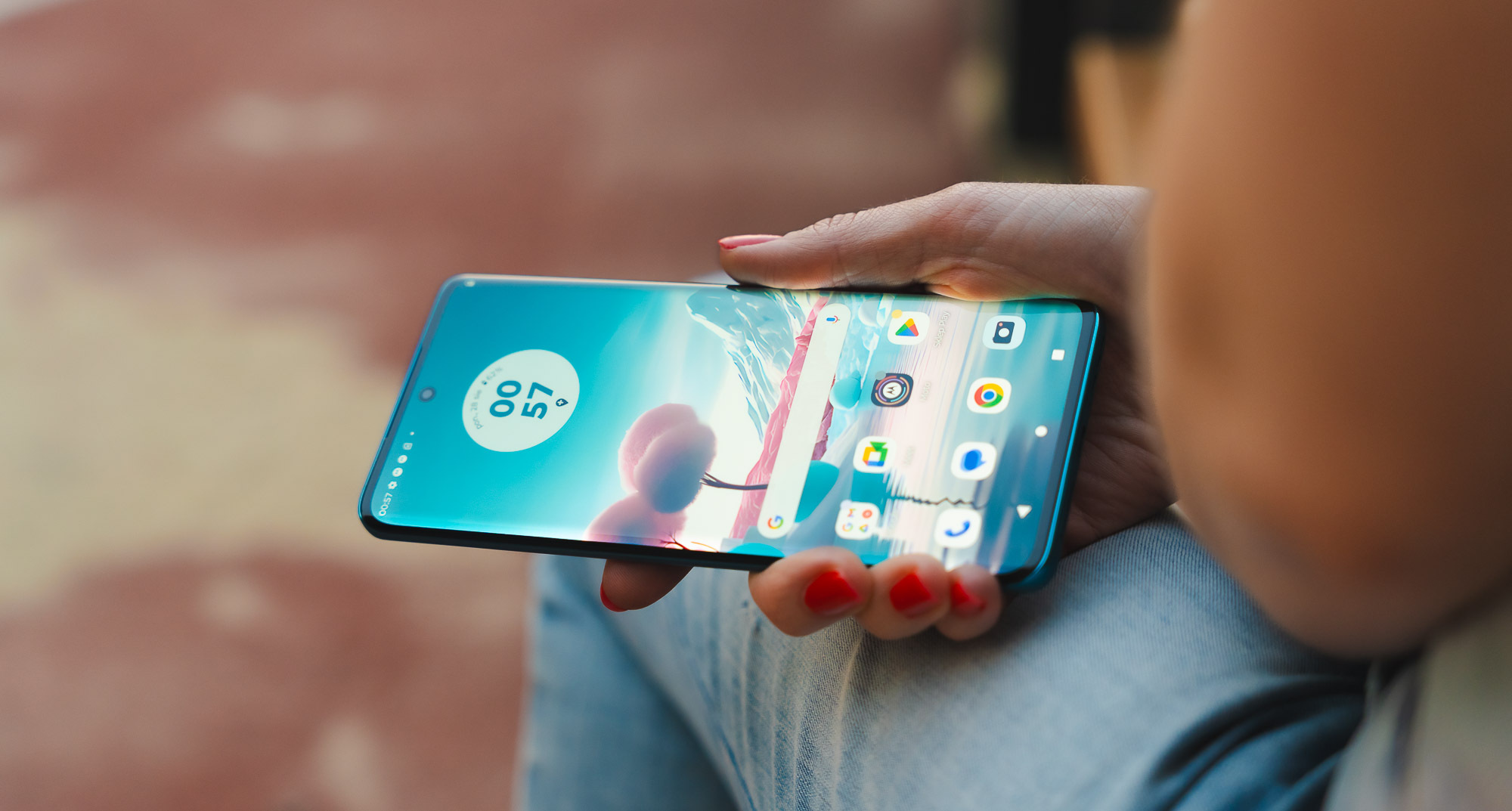Smartfony Motorola teraz w kolorze roku 2024. Ależ on piękny
