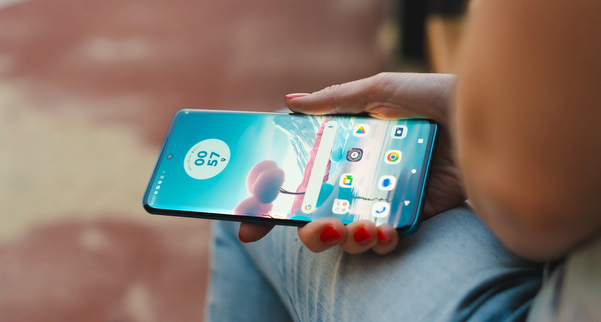 Smartfony Motorola teraz w kolorze roku 2024. Ależ on piękny