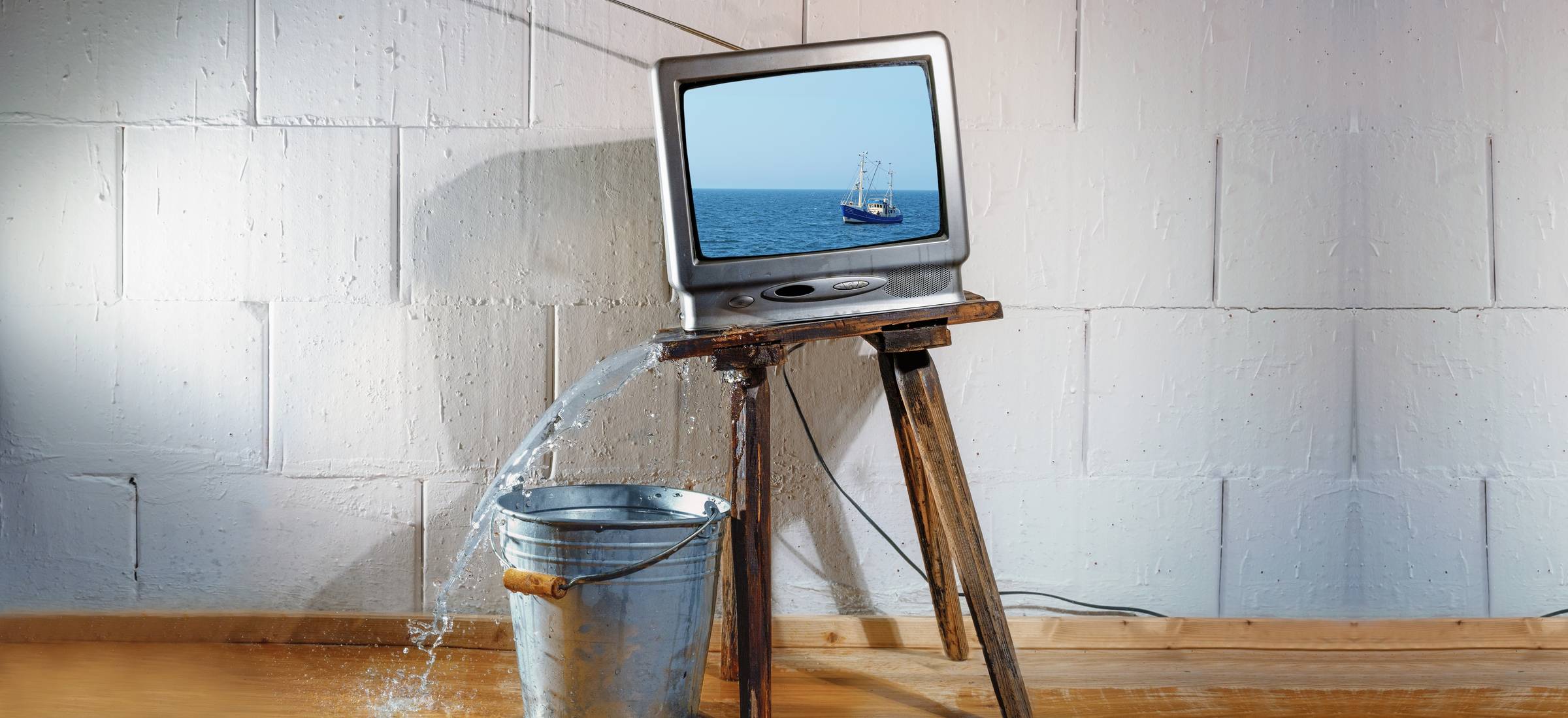 Telewizor na ścianie - jak zamontować? Jak ukryć kable?