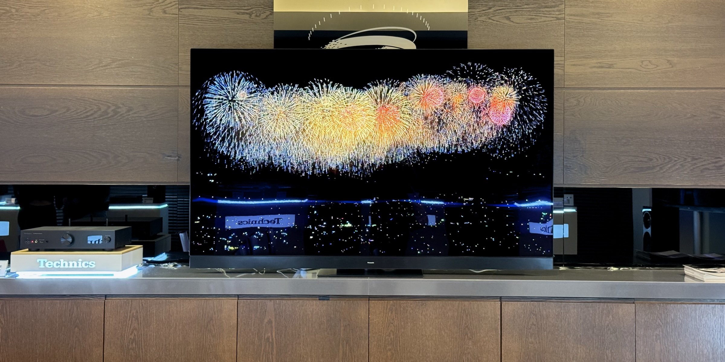 Panasonic TX-77MZ2000E audio video show