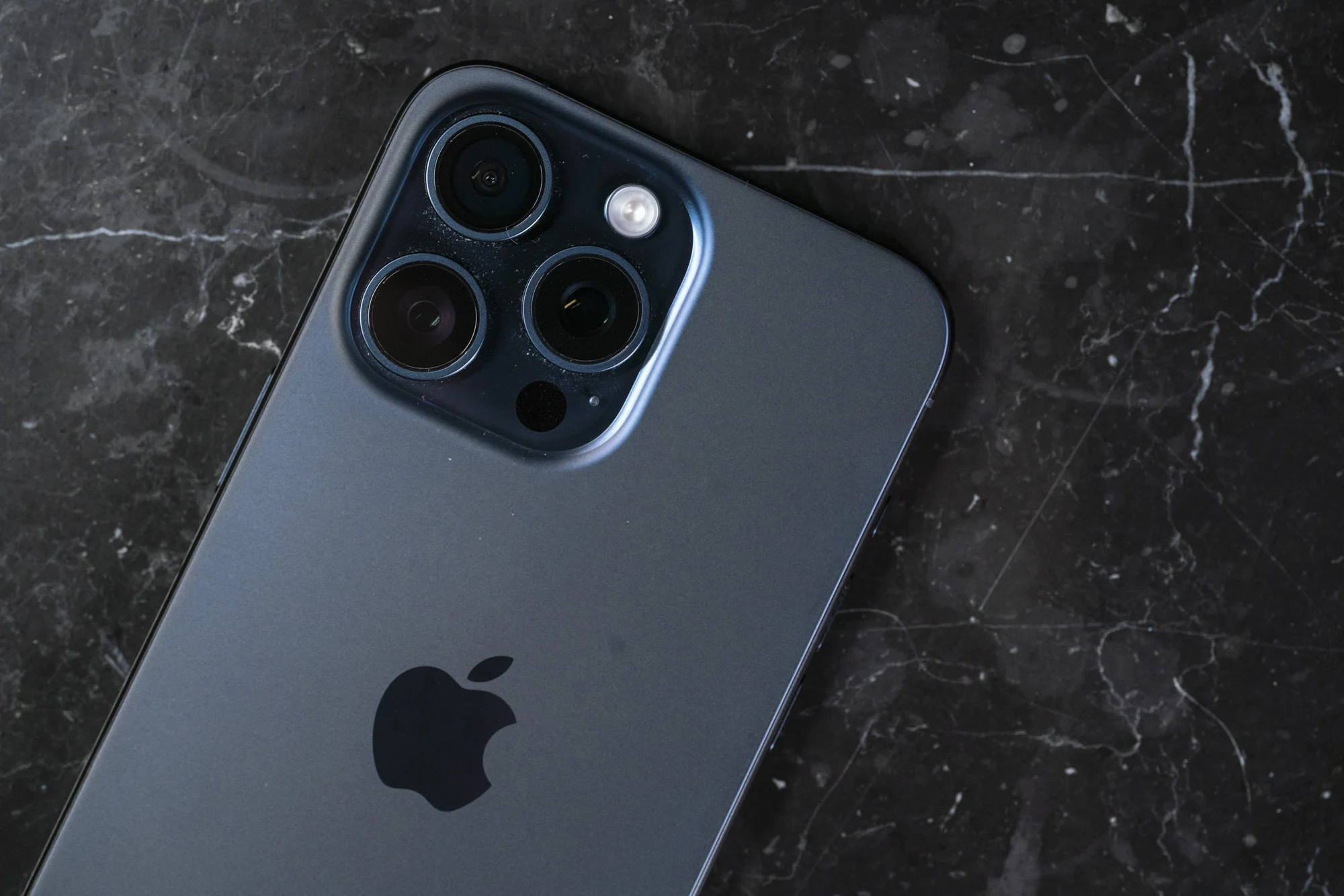 Wyniki sprzedaży iPhone'a 15 po miesiącu na rynku. Apple powinien otworzyć piekarnię