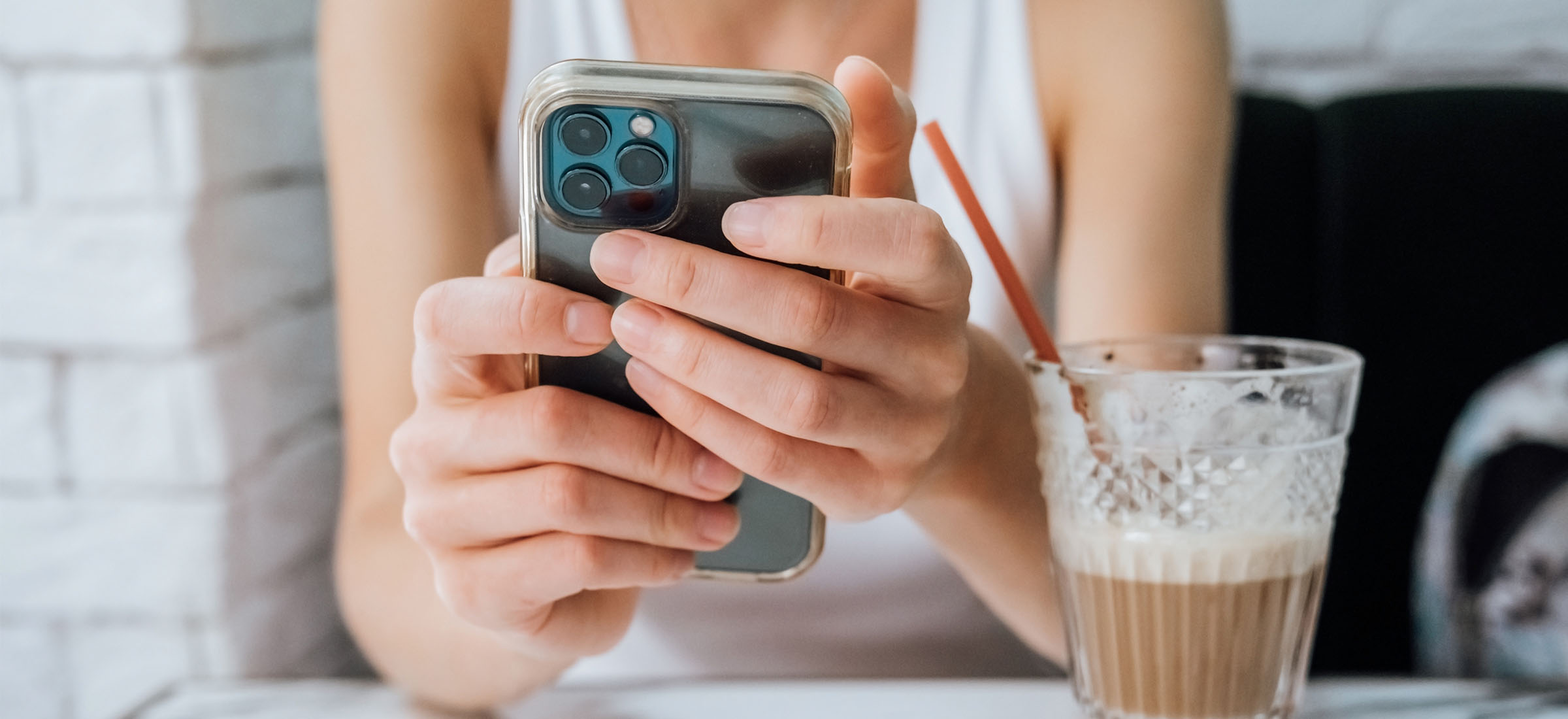 Przewijaj dalej. Detoks od social mediów nie ma sensu