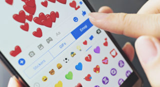 Emotikony na Facebooku - jak dodawać? Poradnik