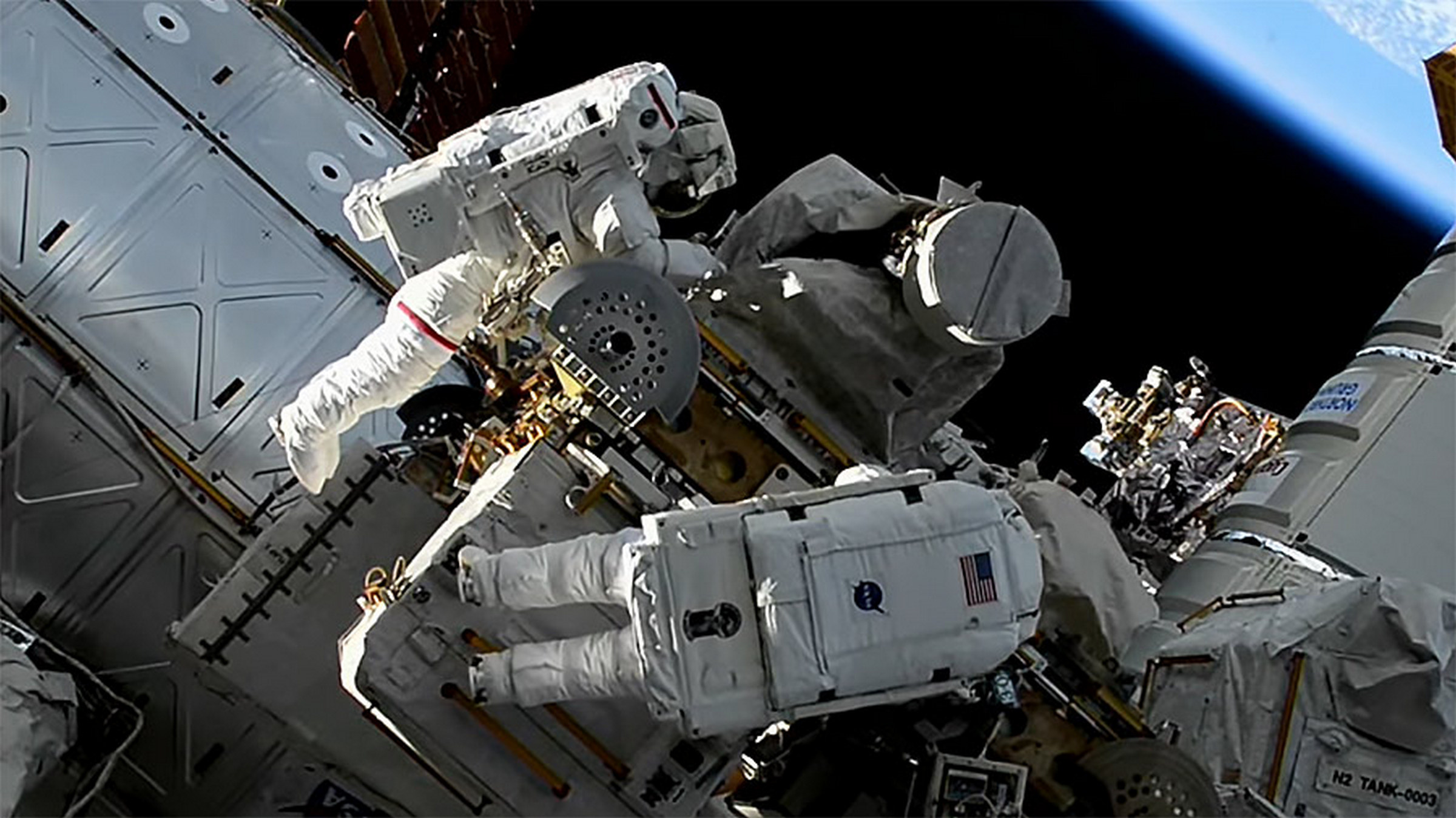Astronautki zgubiły torbę z narzędziami podczas spaceru kosmicznego. Teraz można ją zobaczyć z Ziemi