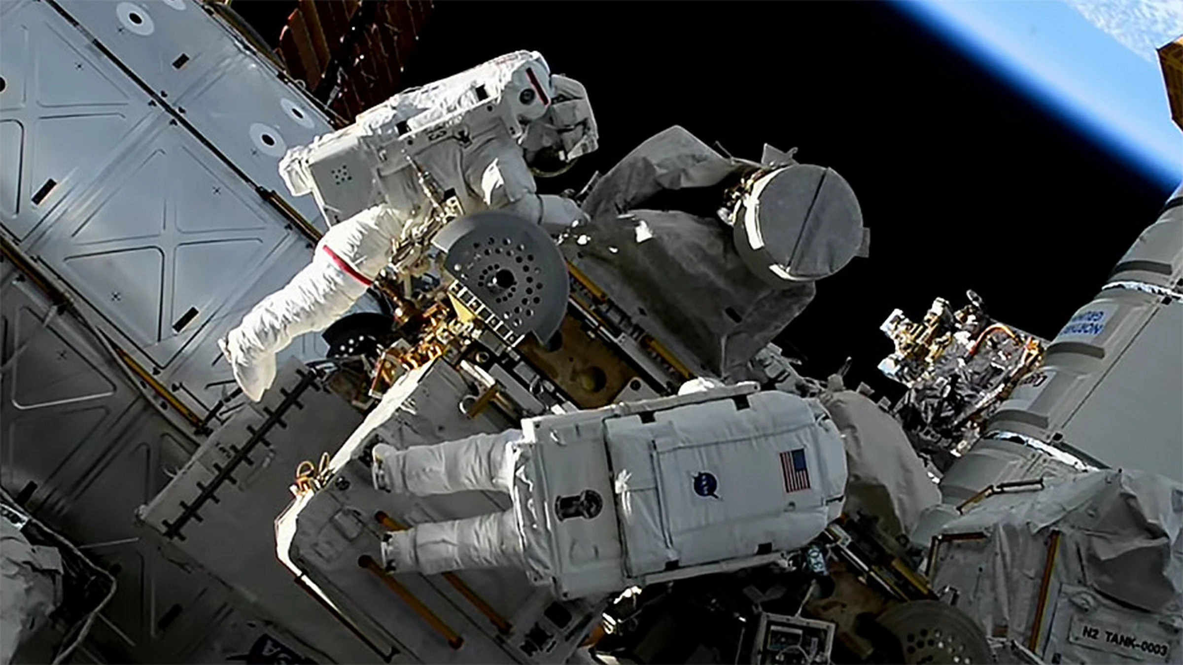 Astronautki zgubiły torbę z narzędziami podczas spaceru kosmicznego. Teraz można ją zobaczyć z Ziemi